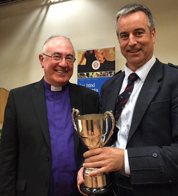Colin Campbell recein=ves the MSR trophy from the Moderatof the General Assembly of the Church of Scotland Rev Dr Angus Morrison