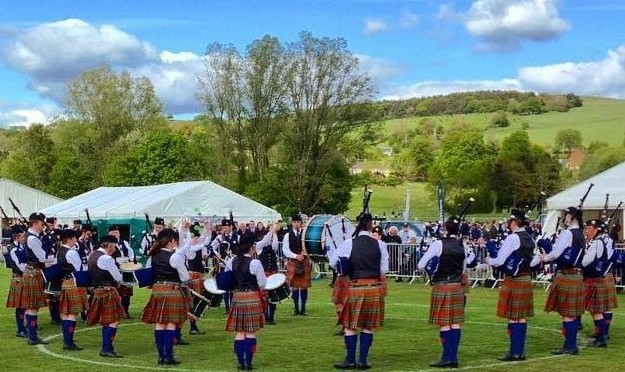 Oban pipe band in action