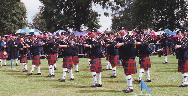 The 78th Fraser Highlanders from Ontario were the first overseas band to win the World Pipe Band Champ[ionhip title. They are pictured wearing the glengarry/jacket and hose combination of dress that replaced the full but uncomfortable No1 kit amonfg all pipe bands